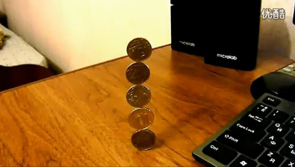 你能将五个硬币像这样叠放吗？