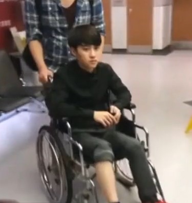 EXO主将D.O.狂舞受伤 撑拐杖上飞机
