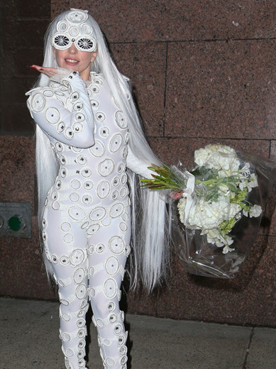 Lady Gaga怪异新娘装现身 扔花束众人抢
