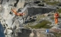 挪威男子挑战“悬崖杂技”意外坠入悬崖